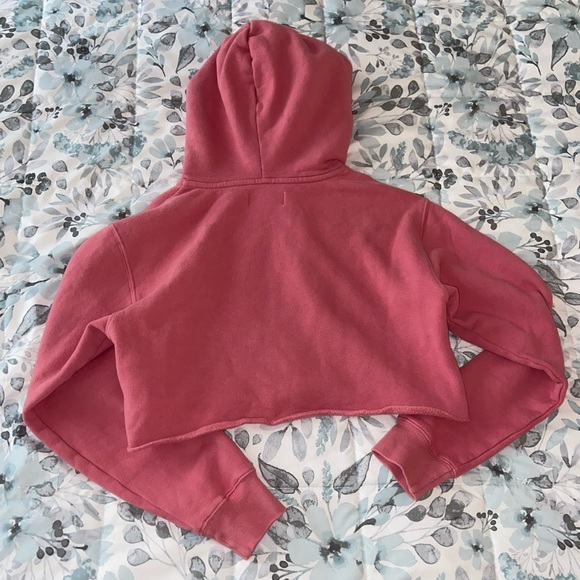 Aritzia TNA Cropped Hoodie Pink - Picture 3 of 11